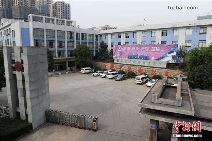 長(zhǎng)沙市坪塘勞動(dòng)教養(yǎng)管理所采購(gòu)我公司定制生產(chǎn)的11KW二用一備自來(lái)水加壓泵站一套，本設(shè)備供水范圍為5公里，供水人數(shù)為3600人，目前本自來(lái)水加壓泵站運(yùn)行平穩(wěn)，高效節(jié)能，受到了管理所的一致好評(píng)！